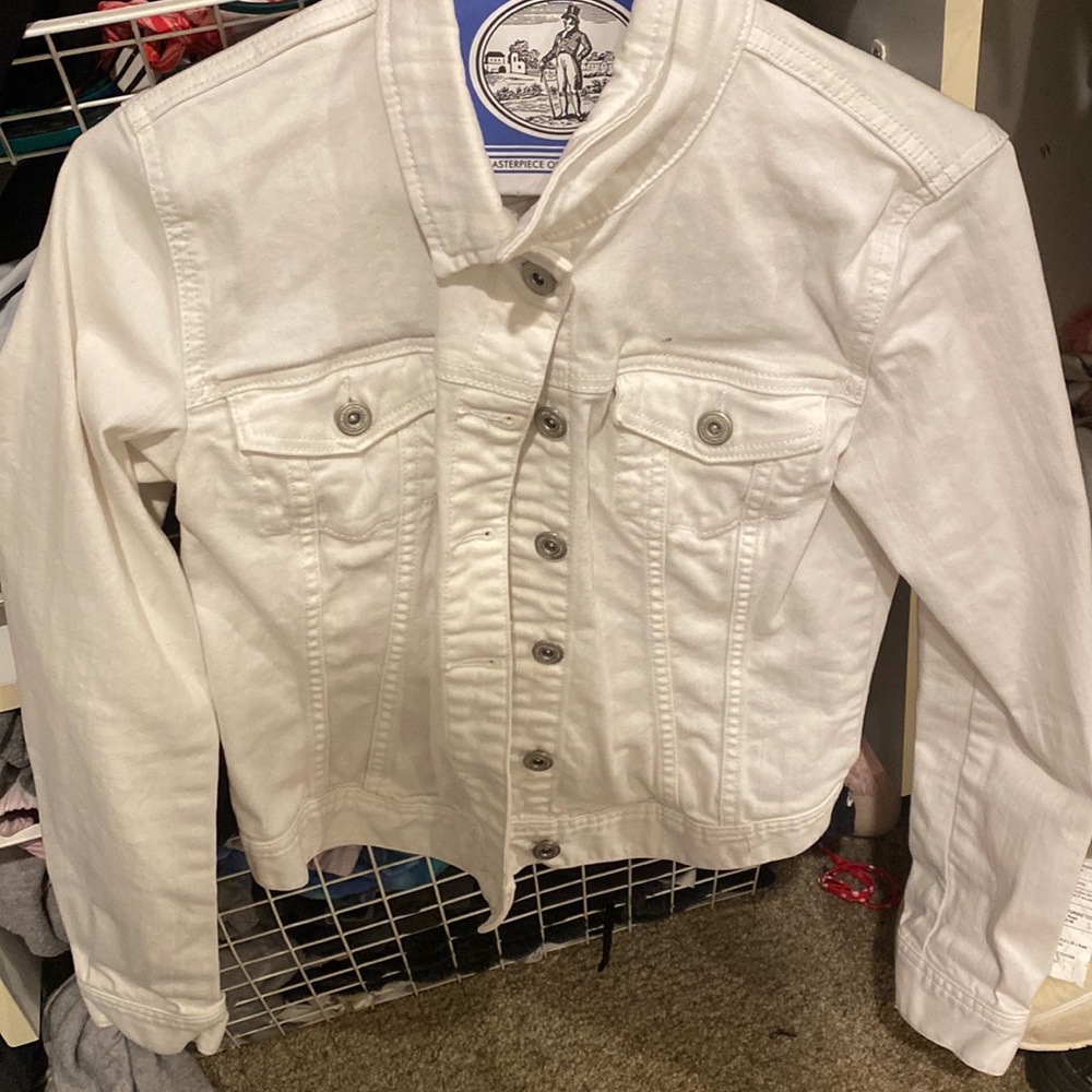 Super cute white jean jacket! Tiny spot above right pocket but unnoticeable on.